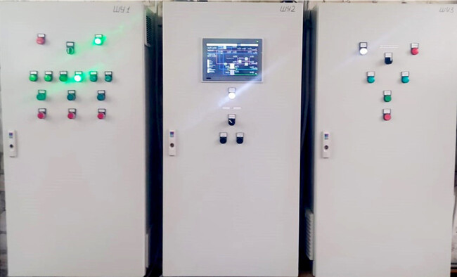 Рис. 1. Шкафы управления насосами и шкаф управления и диспетчеризации