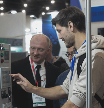 Сотрудники "ОВЕН-ЭНЕРГО" демонстрируют работу оборудования