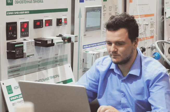 За работой на выставочном стенде