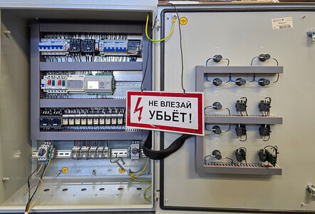 Шкаф управления насосной станцией (вид внутри)