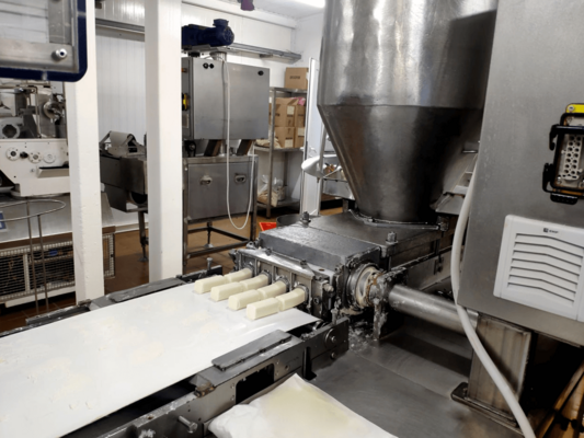 Формовка сырков из творожной массы