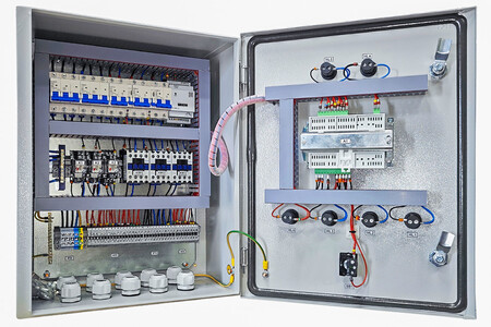 Шкаф управления вентиляцией с контроллером ТРМ1033- 24.03.00. Вид внутри