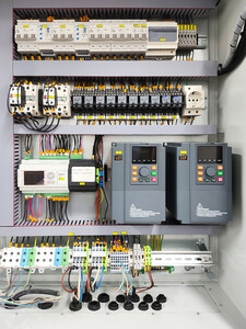 Фото шкафа автоматики в открытом виде.