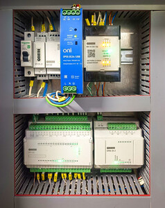 Вид на оборудование в шкафу управления